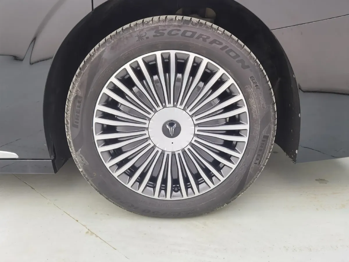 2025 Voyah Dream 1.5T 150HP L4 PHEV 41.7KWH,autocango,china used car exporter,china ev exporter,chinese used car exporter,chinese used ev exporter