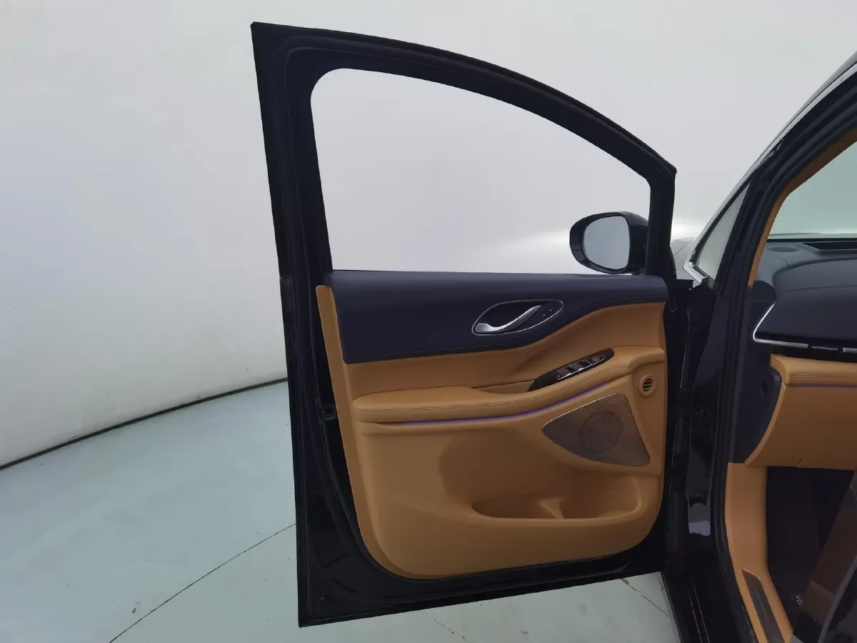 2025 Voyah Dream 1.5T 150HP L4 PHEV 41.7KWH,autocango,china used car exporter,china ev exporter,chinese used car exporter,chinese used ev exporter