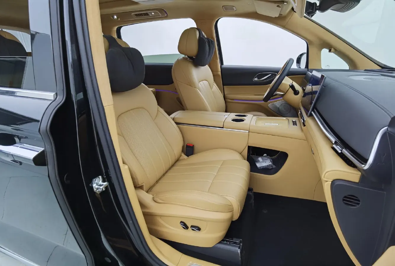 2025 Voyah Dream 1.5T 150HP L4 PHEV 41.7KWH,autocango,china used car exporter,china ev exporter,chinese used car exporter,chinese used ev exporter