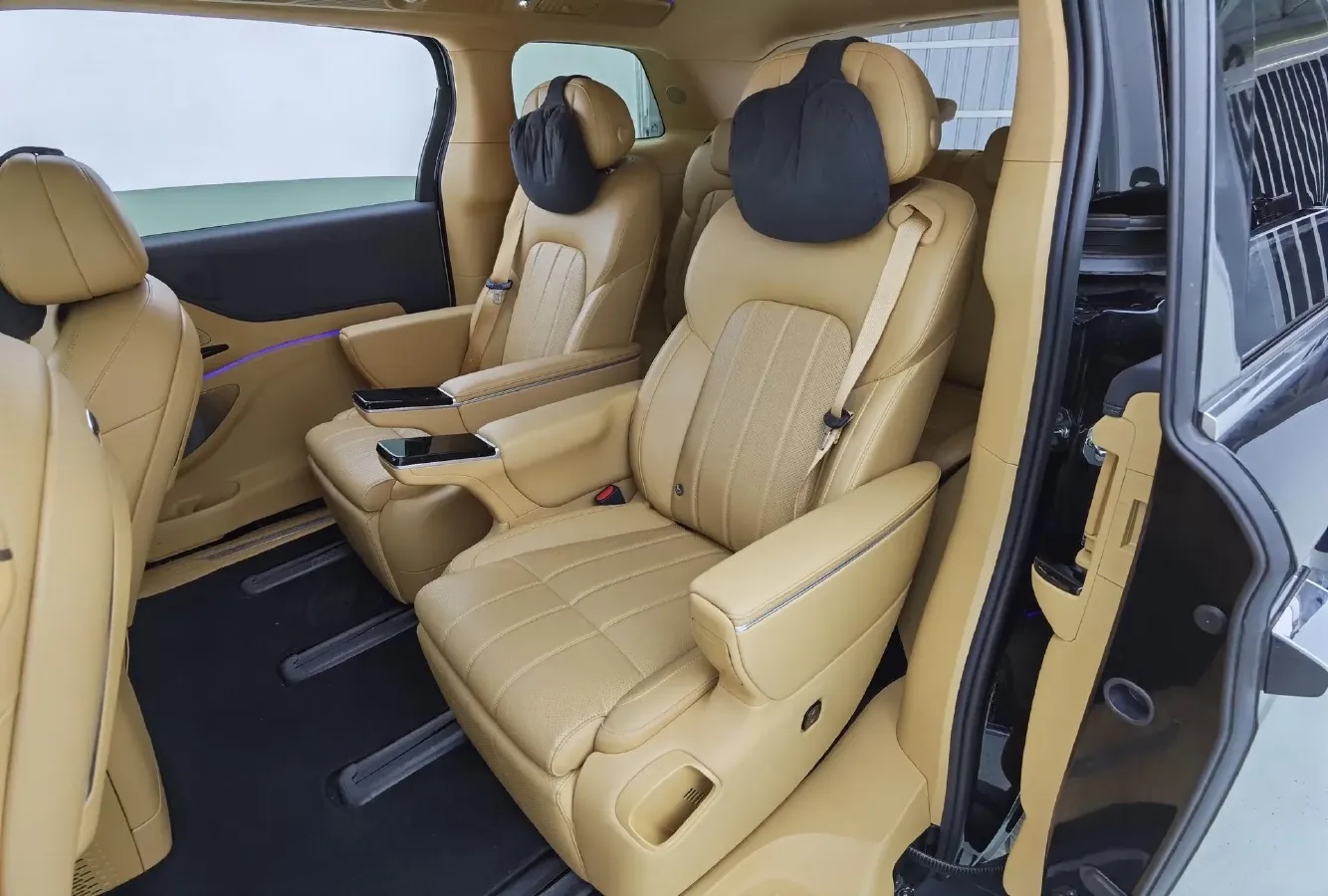 2025 Voyah Dream 1.5T 150HP L4 PHEV 41.7KWH,autocango,china used car exporter,china ev exporter,chinese used car exporter,chinese used ev exporter