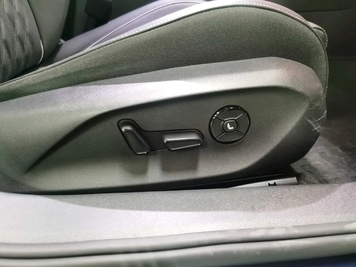 2024 Volkswagen Magotan 2.0T 220HP L4 7DCT,autocango,china used car exporter,china ev exporter,chinese used car exporter,chinese used ev exporter