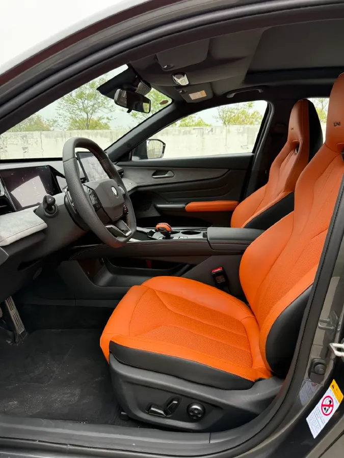 2025 ChangAn UNI-V 2.0T 245HP L4 8AT,autocango,china used car exporter,china ev exporter,chinese used car exporter,chinese used ev exporter