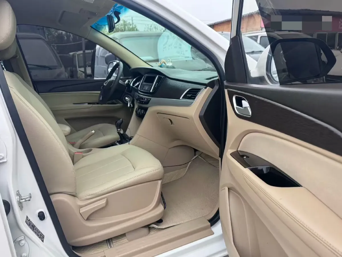 2016 BaoJun 730 1.5L 112HP L4 5MT,autocango,china used car exporter,china ev exporter,chinese used car exporter,chinese used ev exporter