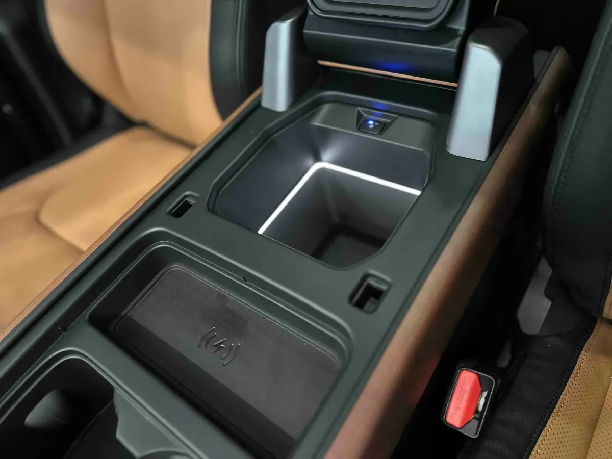 2024 Land Rover Defender 3.0T 400HP L6 8AT,autocango,china used car exporter,china ev exporter,chinese used car exporter,chinese used ev exporter