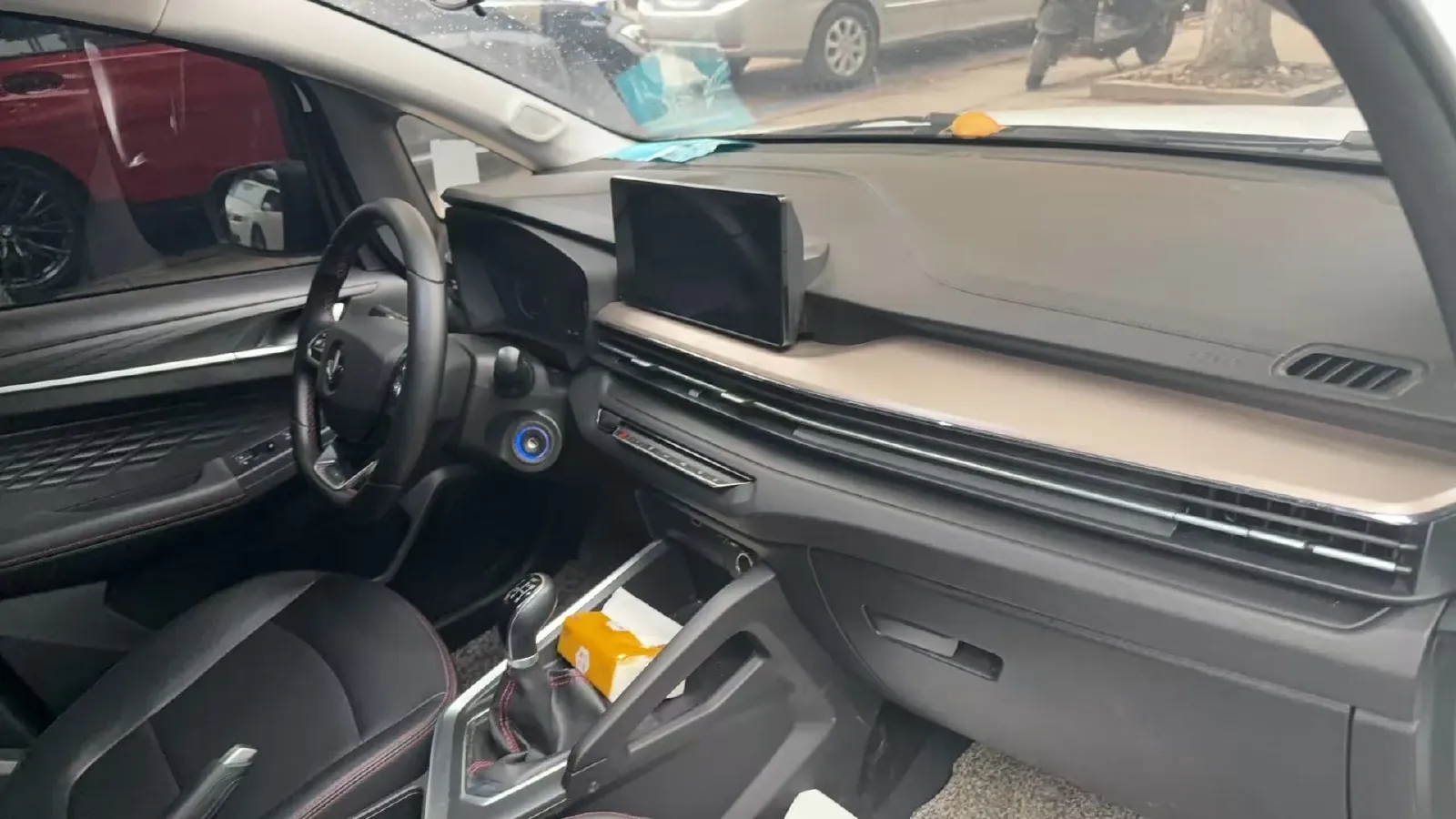 2022 Livan X3 PRO 1.5L 113HP L4 5MT,autocango,china used car exporter,china ev exporter,chinese used car exporter,chinese used ev exporter