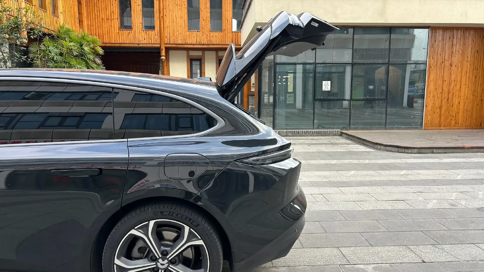 2024 HongQi EH7 BEV 111KWH,autocango,china used car exporter,china ev exporter,chinese used car exporter,chinese used ev exporter