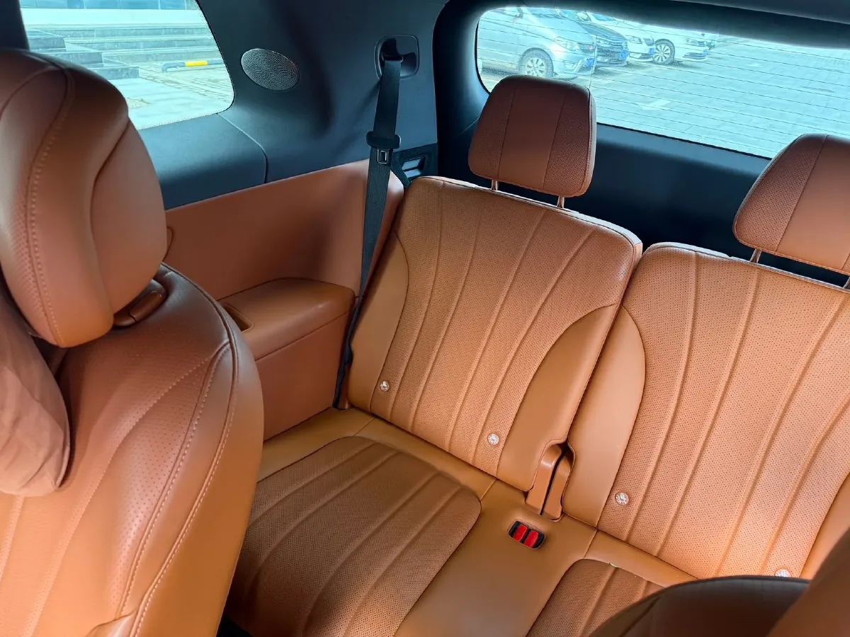 2025 AITO AITO M8 REEV 160HP REEV 53.4KWH,autocango,china used car exporter,china ev exporter,chinese used car exporter,chinese used ev exporter