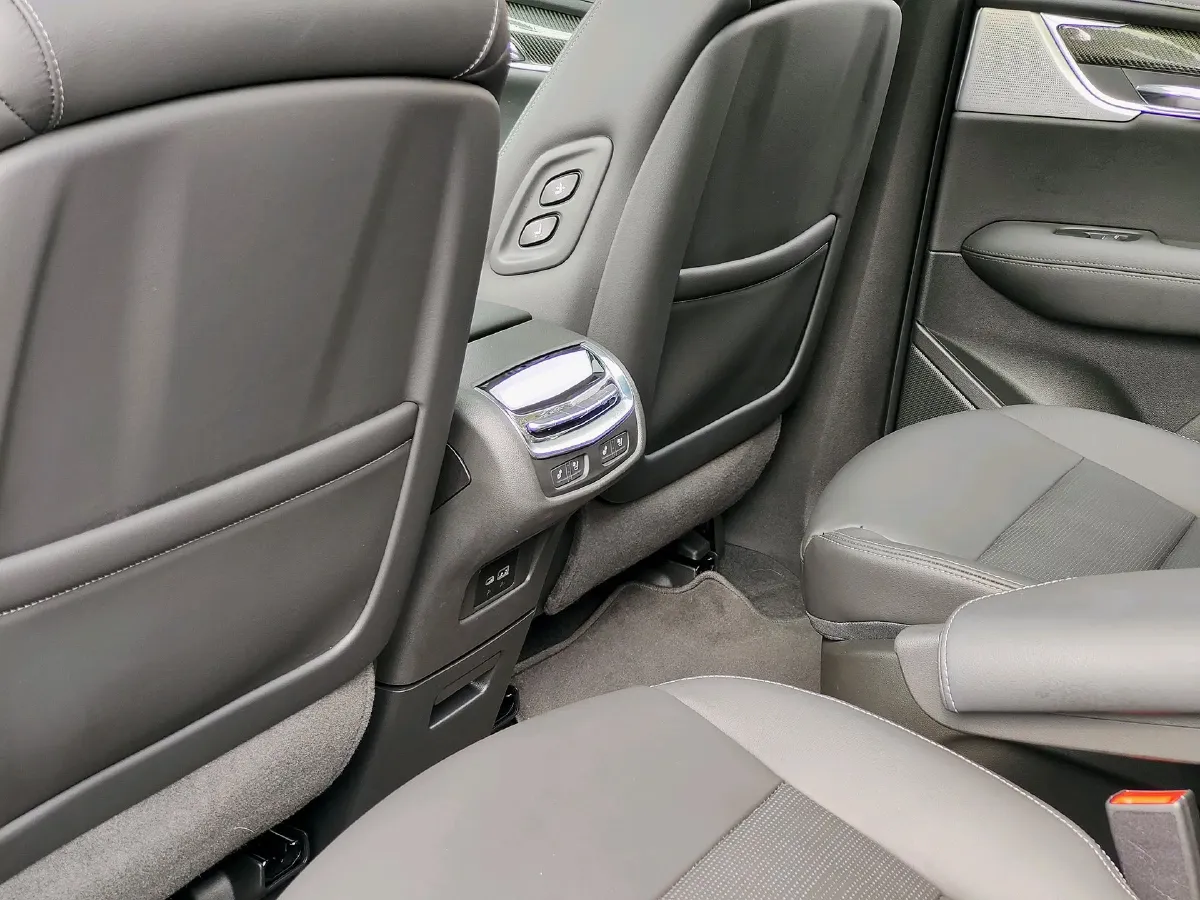 2025 Cadillac XT6 2.0T 237HP L4 9AT,autocango,china used car exporter,china ev exporter,chinese used car exporter,chinese used ev exporter