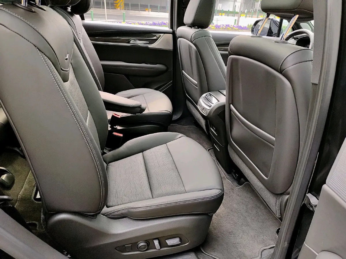 2025 Cadillac XT6 2.0T 237HP L4 9AT,autocango,china used car exporter,china ev exporter,chinese used car exporter,chinese used ev exporter