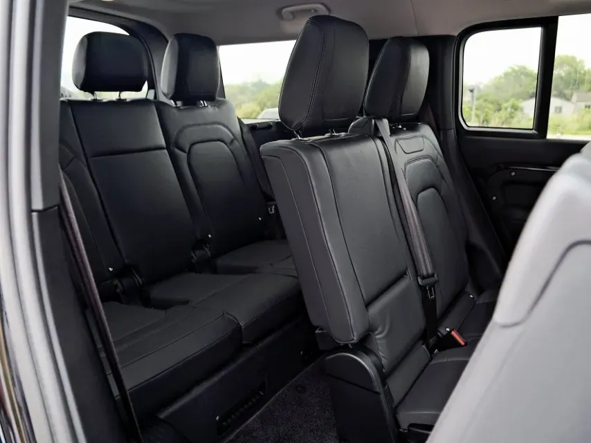 2023 Land Rover Defender 3.0T 400HP L6 8AT,autocango,china used car exporter,china ev exporter,chinese used car exporter,chinese used ev exporter