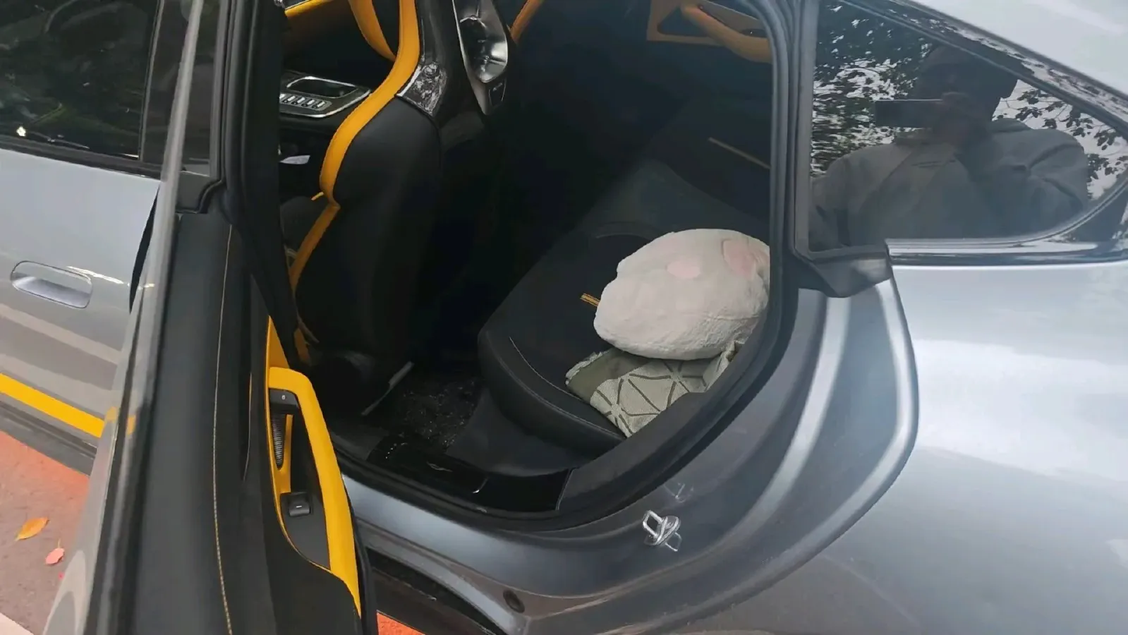 2025 MI SU7 Ultra BEV 93.7KWH,autocango,china used car exporter,china ev exporter,chinese used car exporter,chinese used ev exporter