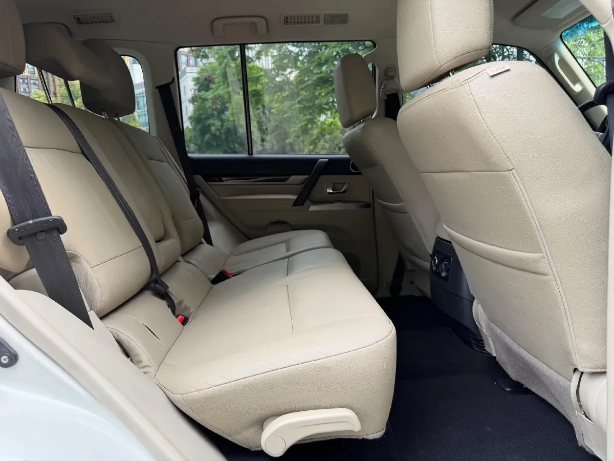 2011 Mitsubishi Pajero 3.0L 177HP V6 5AT,autocango,china used car exporter,china ev exporter,chinese used car exporter,chinese used ev exporter