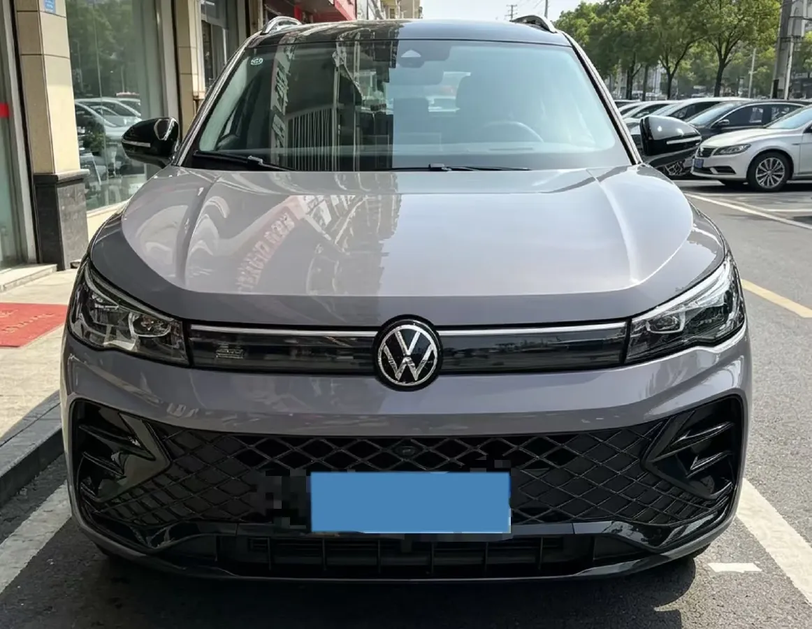 2024 Volkswagen Tiguan L 2.0T 186HP L4 7DCT,autocango,china used car exporter,china ev exporter,chinese used car exporter,chinese used ev exporter