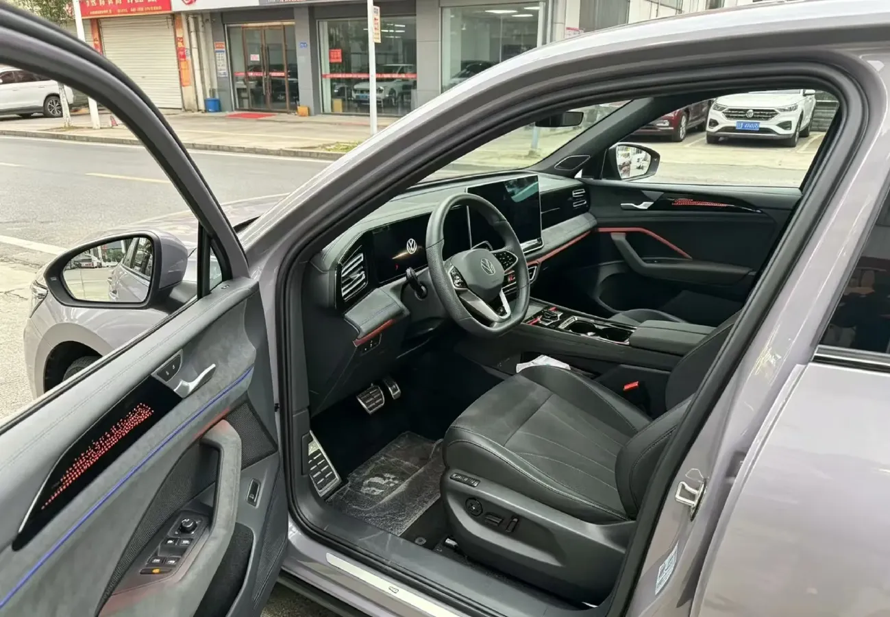 2024 Volkswagen Tiguan L 2.0T 186HP L4 7DCT,autocango,china used car exporter,china ev exporter,chinese used car exporter,chinese used ev exporter