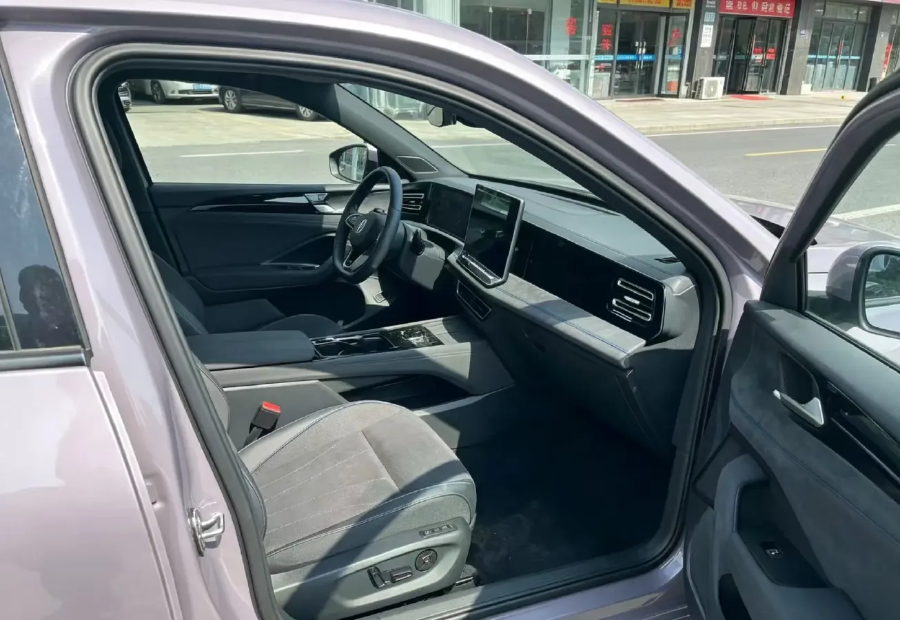 2024 Volkswagen Tiguan L 2.0T 186HP L4 7DCT,autocango,china used car exporter,china ev exporter,chinese used car exporter,chinese used ev exporter