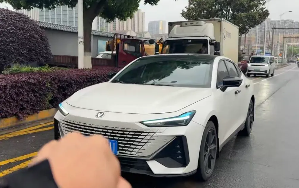 2023 ChangAn UNI-V 1.5T 188HP L4 7DCT,autocango,china used car exporter,china ev exporter,chinese used car exporter,chinese used ev exporter