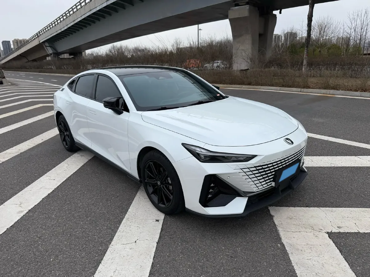 2023 ChangAn UNI-V 1.5T 188HP L4 7DCT,autocango,china used car exporter,china ev exporter,chinese used car exporter,chinese used ev exporter