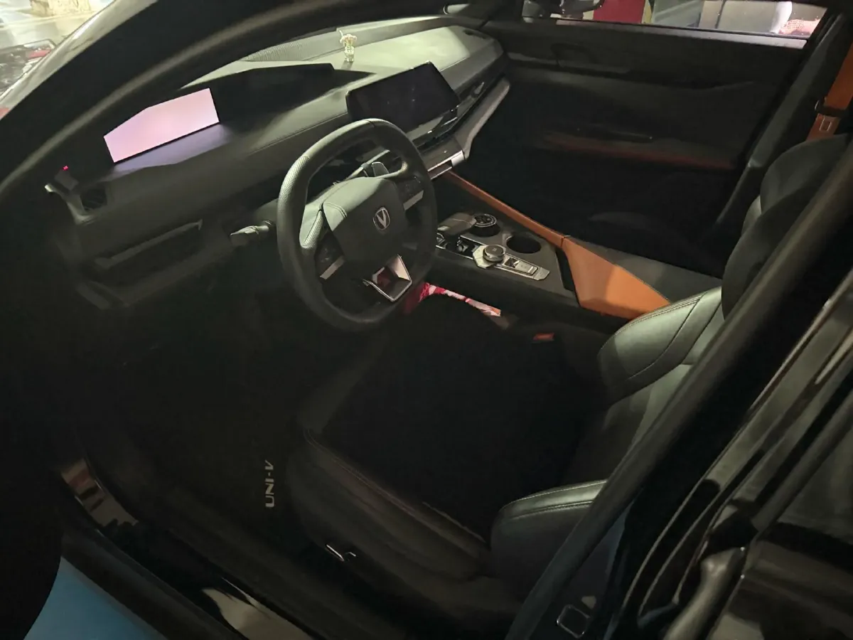 2022 ChangAn UNI-V 1.5T 188HP L4 7DCT,autocango,china used car exporter,china ev exporter,chinese used car exporter,chinese used ev exporter