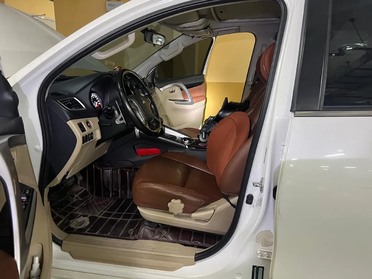 2019 Mitsubishi Pajero 3.0L 209HP V6 8AT,autocango,china used car exporter,china ev exporter,chinese used car exporter,chinese used ev exporter