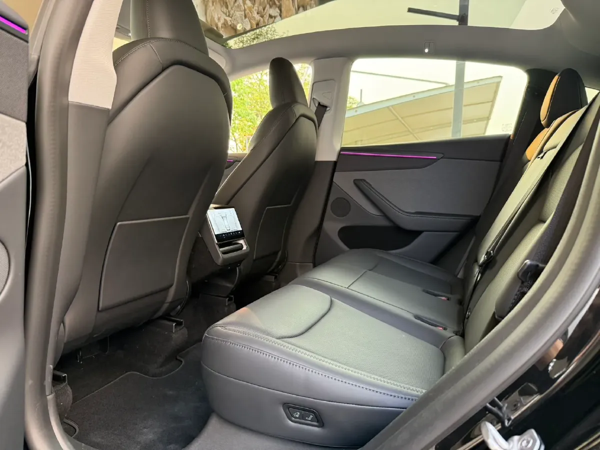 2025 Tesla Model Y BEV 62.5KWH,autocango,china used car exporter,china ev exporter,chinese used car exporter,chinese used ev exporter