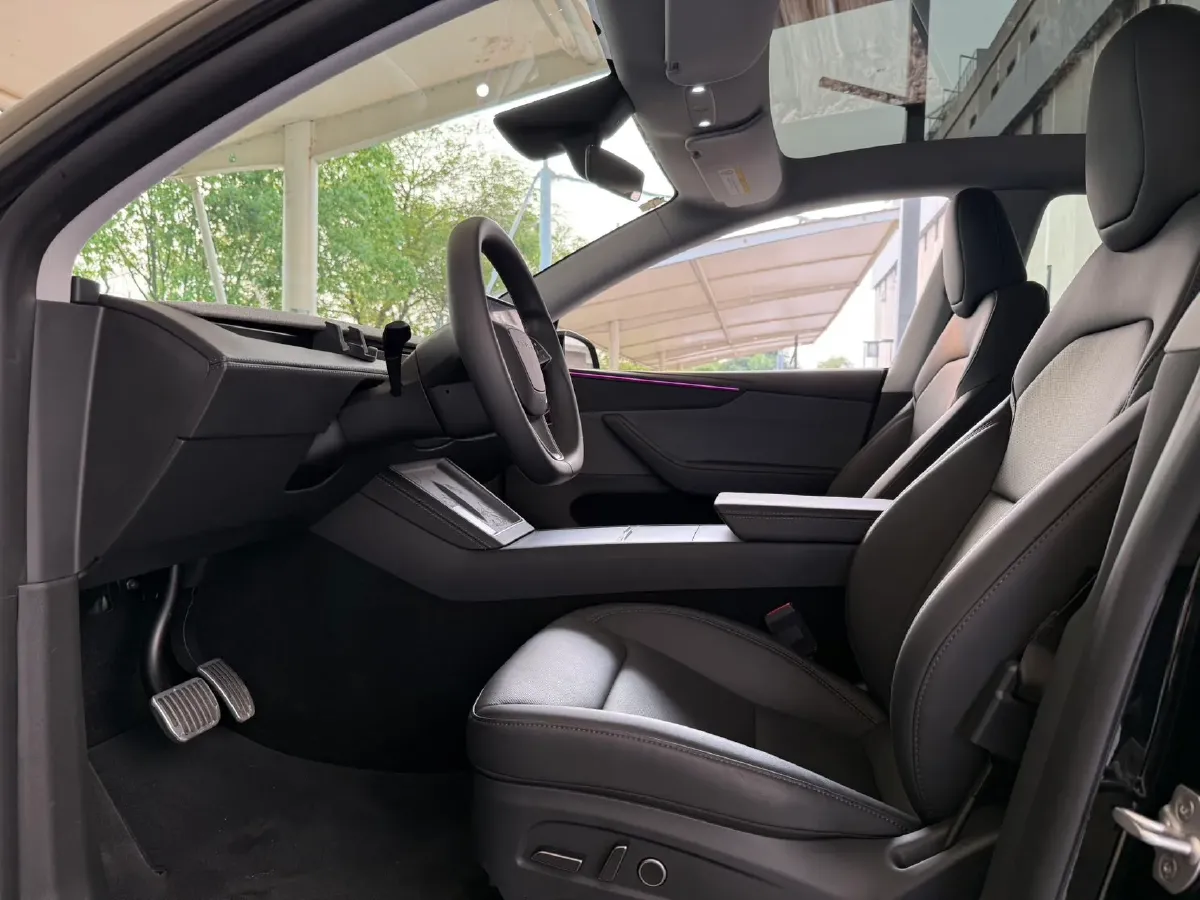 2025 Tesla Model Y BEV 62.5KWH,autocango,china used car exporter,china ev exporter,chinese used car exporter,chinese used ev exporter