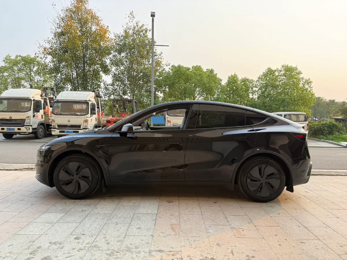 2025 Tesla Model Y BEV 62.5KWH,autocango,china used car exporter,china ev exporter,chinese used car exporter,chinese used ev exporter