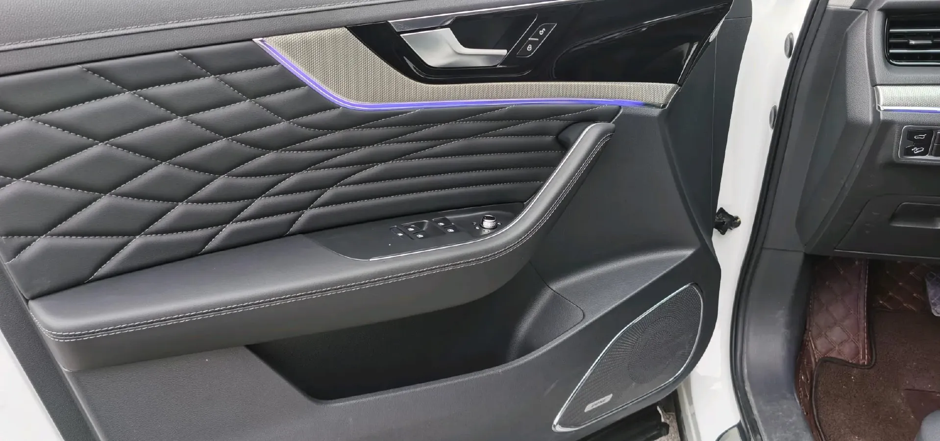 2022 HongQi HS5 2.0T 224HP L4 6AT,autocango,china used car exporter,china ev exporter,chinese used car exporter,chinese used ev exporter