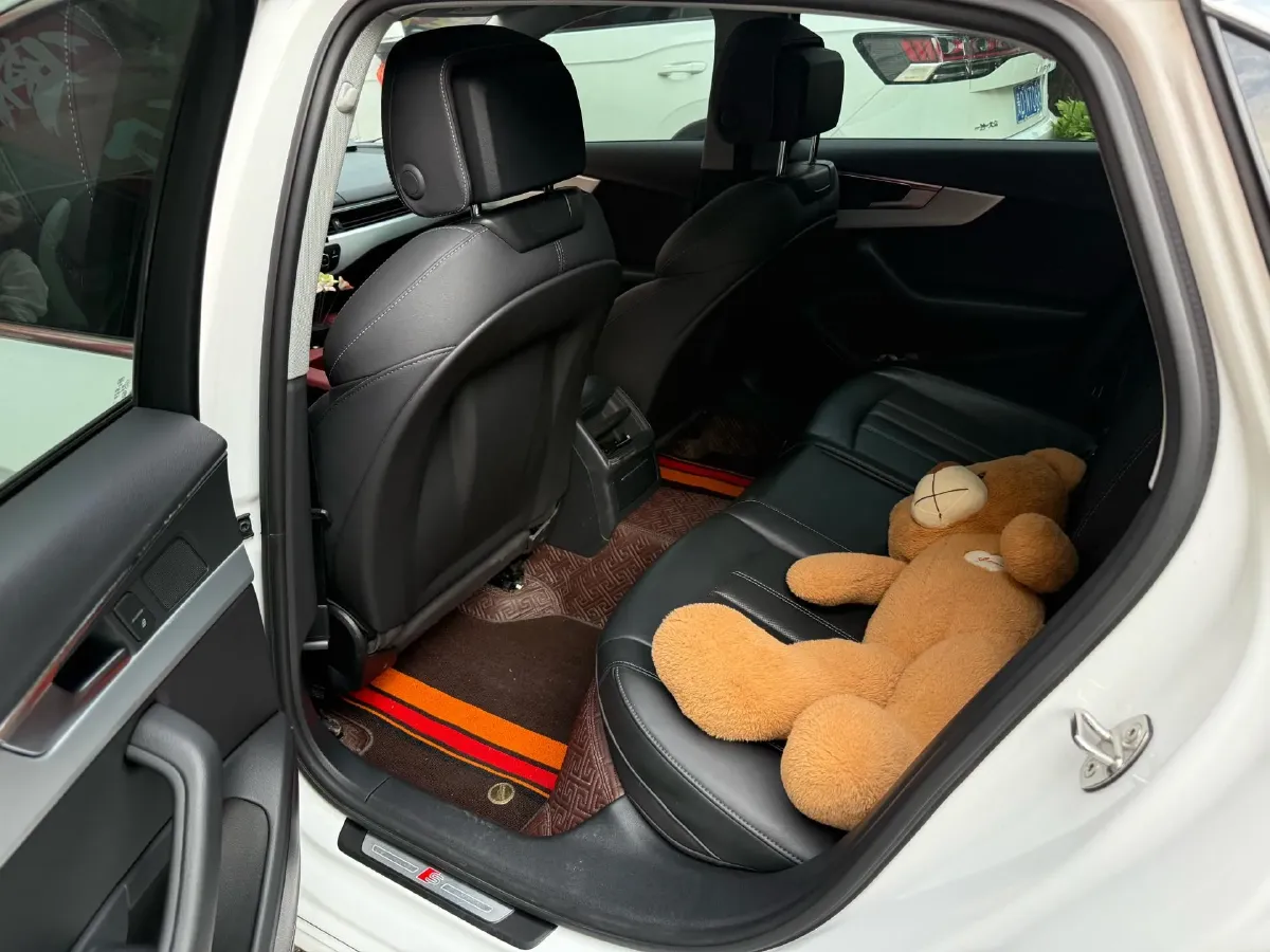 2022 Audi A4L 2.0T 190HP L4 7DCT,autocango,china used car exporter,china ev exporter,chinese used car exporter,chinese used ev exporter