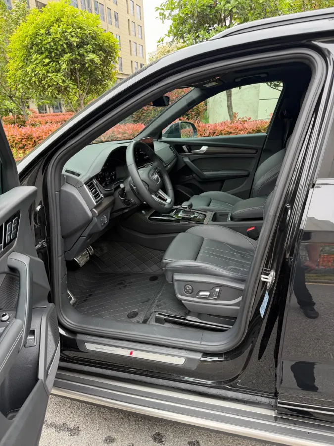 2025 Audi Q5L 2.0T 245HP L4 7DCT,autocango,china used car exporter,china ev exporter,chinese used car exporter,chinese used ev exporter