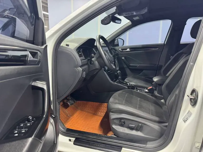2021 Volkswagen T-Roc 1.4T 150HP L4 7DCT,autocango,china used car exporter,china ev exporter,chinese used car exporter,chinese used ev exporter