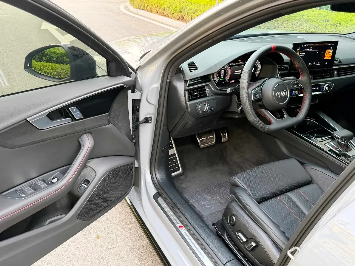 2025 Audi A4L 2.0T 190HP L4 7DCT,autocango,china used car exporter,china ev exporter,chinese used car exporter,chinese used ev exporter