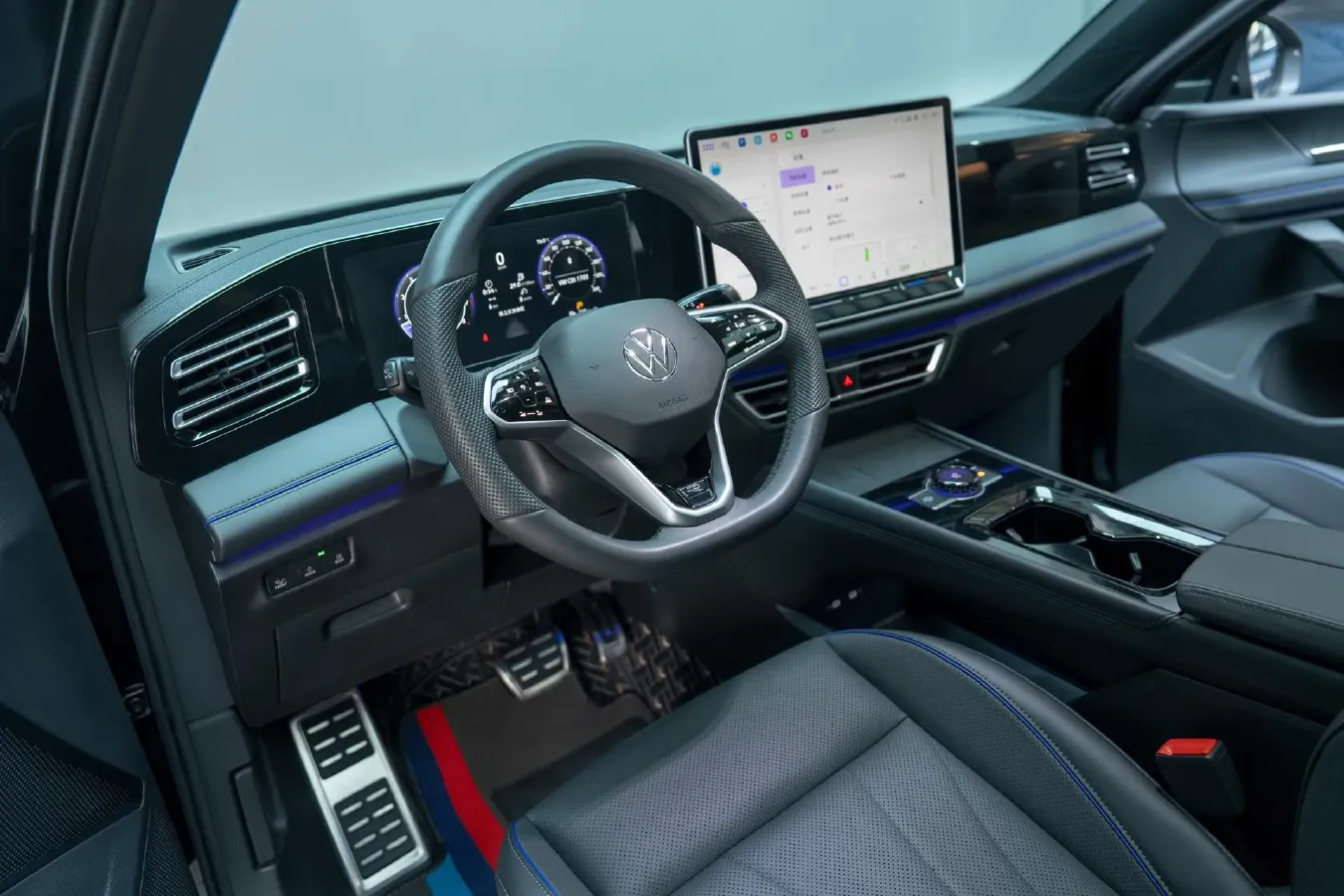 2025 Volkswagen Tiguan L 2.0T 220HP L4 7DCT,autocango,china used car exporter,china ev exporter,chinese used car exporter,chinese used ev exporter