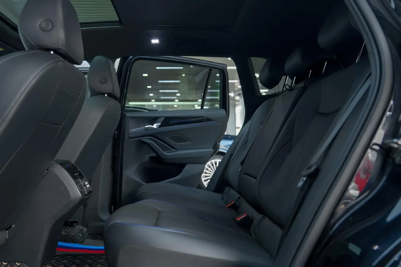 2025 Volkswagen Tiguan L 2.0T 220HP L4 7DCT,autocango,china used car exporter,china ev exporter,chinese used car exporter,chinese used ev exporter