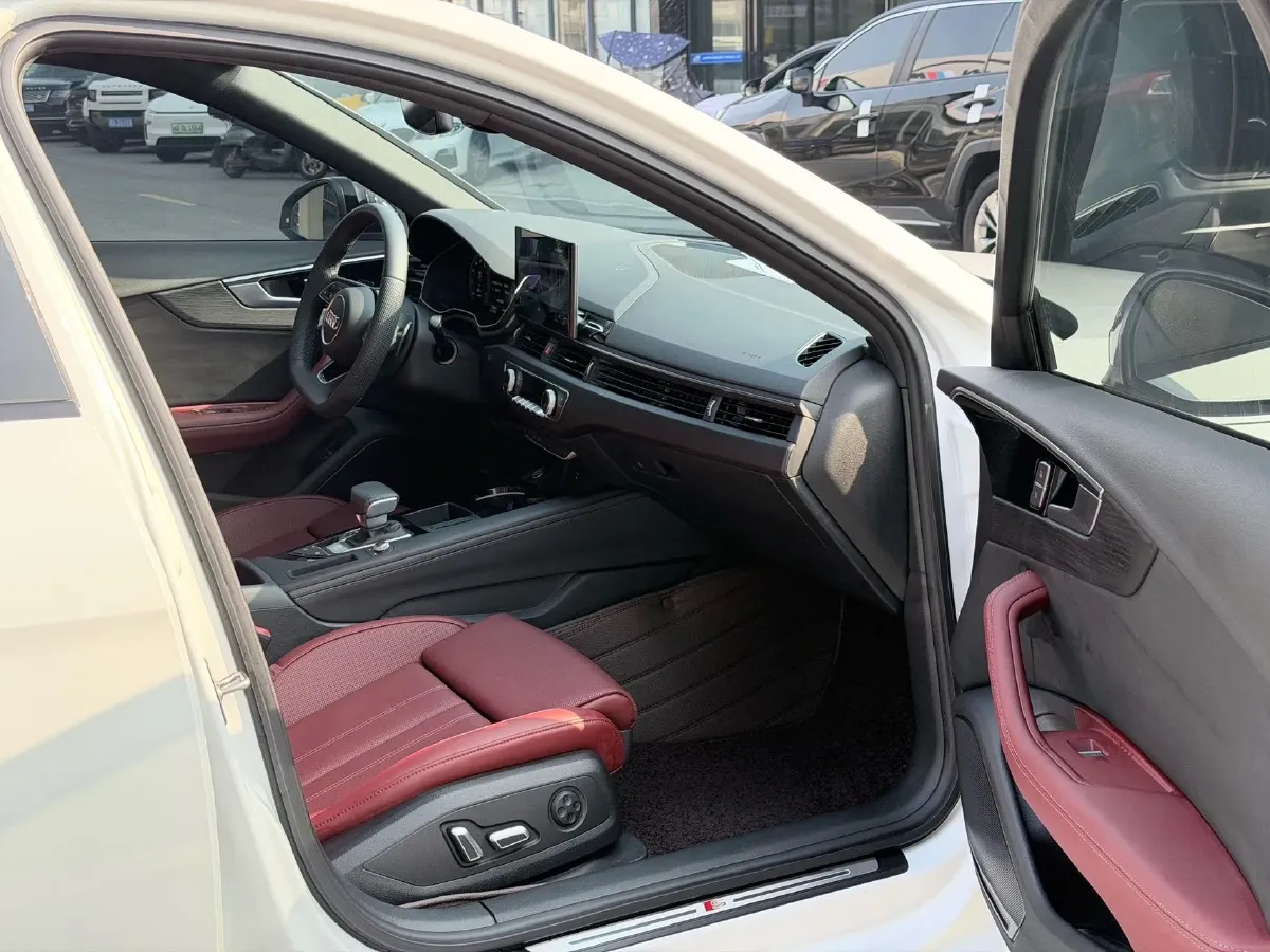 2024 Audi A4L 2.0T 190HP L4 7DCT,autocango,china used car exporter,china ev exporter,chinese used car exporter,chinese used ev exporter