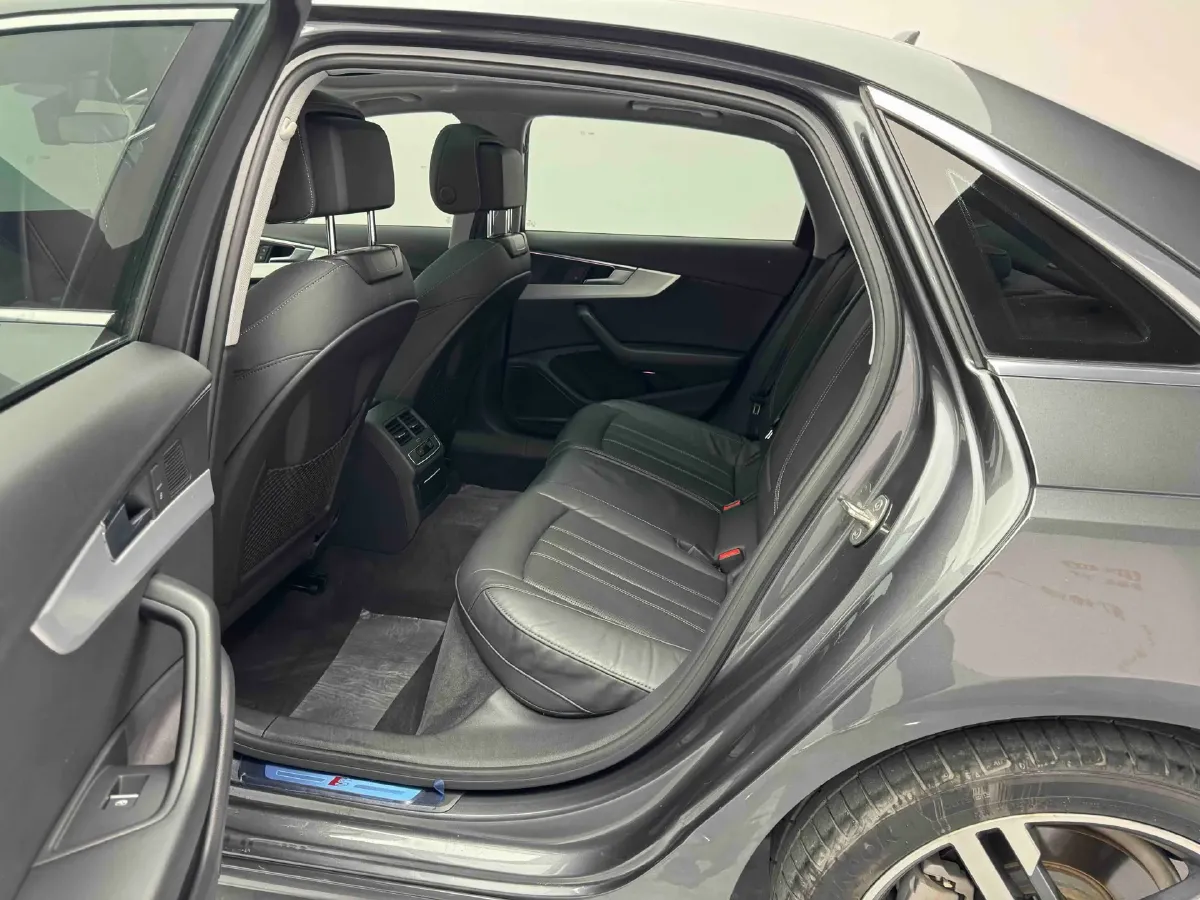 2020 Audi A4L 2.0T 190HP L4 7DCT,autocango,china used car exporter,china ev exporter,chinese used car exporter,chinese used ev exporter