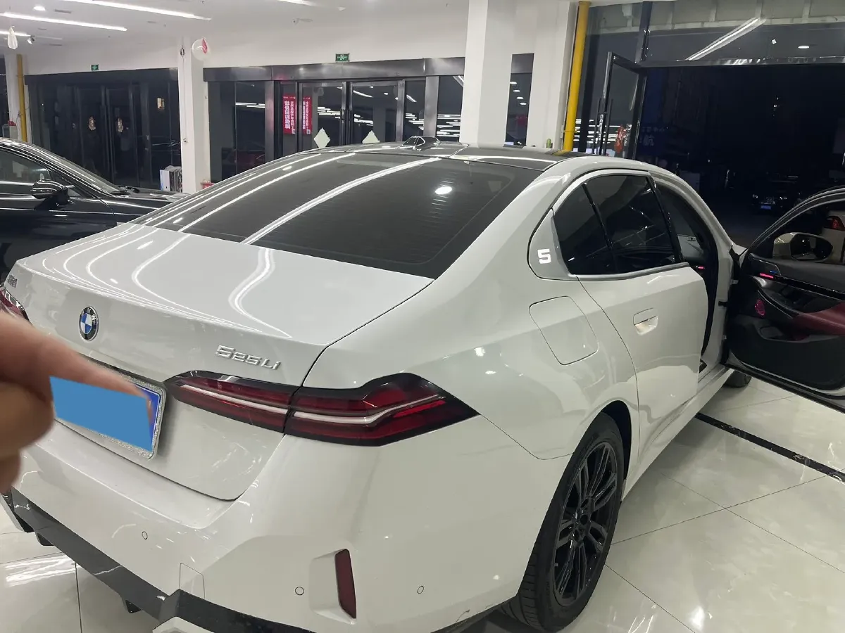 2024 BMW 5 Series 2.0T 190HP L4 8AT,autocango,china used car exporter,china ev exporter,chinese used car exporter,chinese used ev exporter