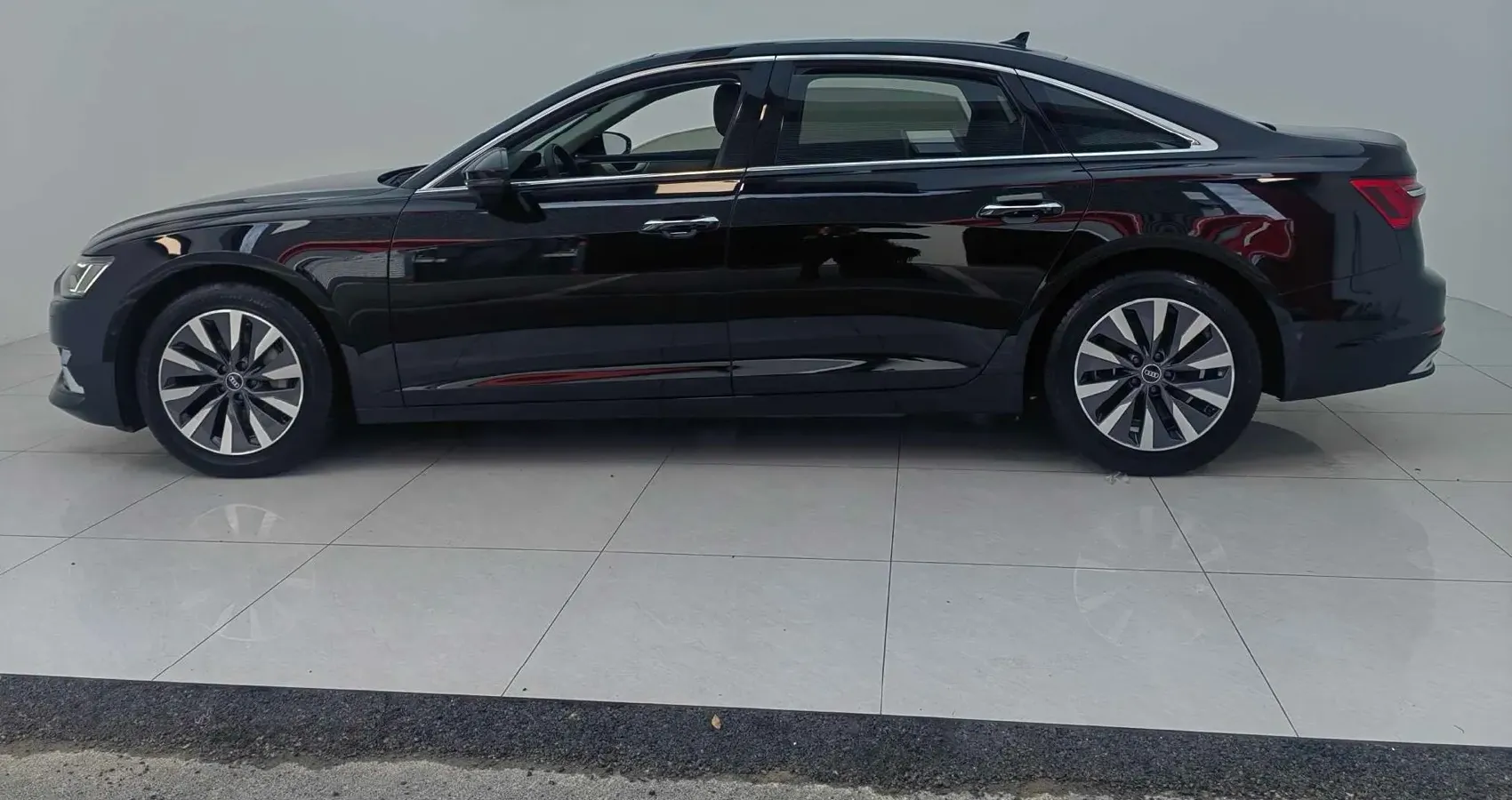 2024 Audi A6L 2.0T 245HP L4 7DCT,autocango,china used car exporter,china ev exporter,chinese used car exporter,chinese used ev exporter