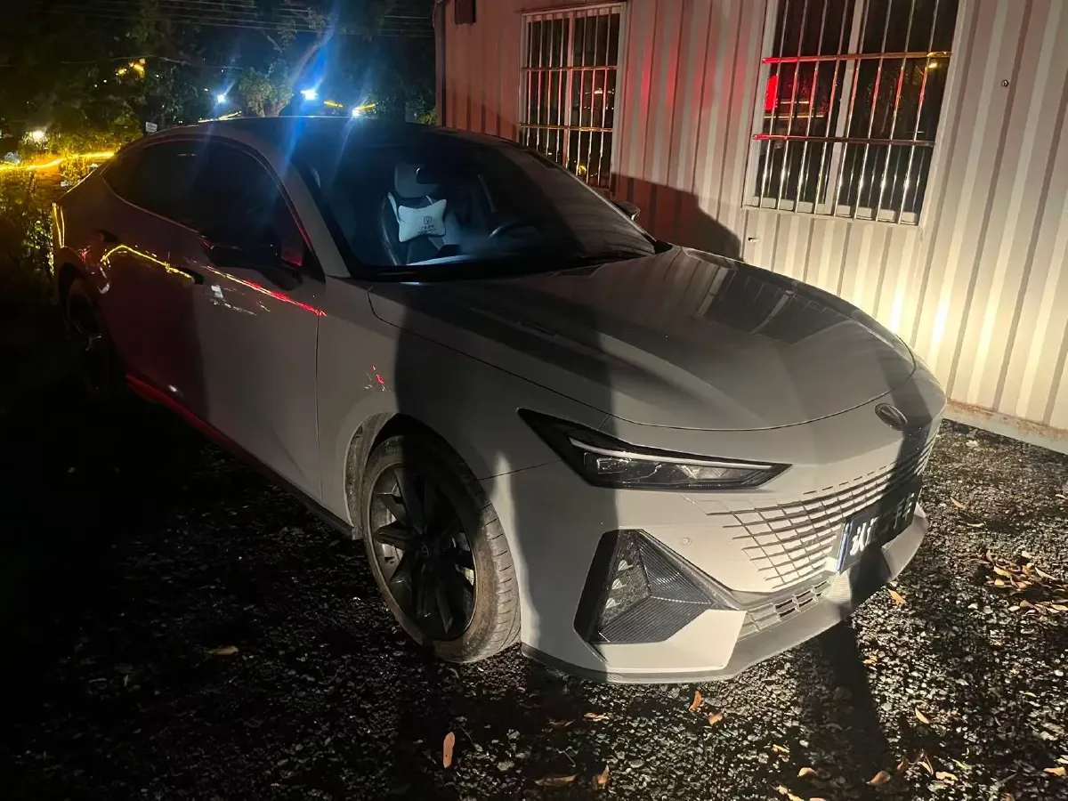 2022 ChangAn UNI-V 1.5T 188HP L4 7DCT,autocango,china used car exporter,china ev exporter,chinese used car exporter,chinese used ev exporter