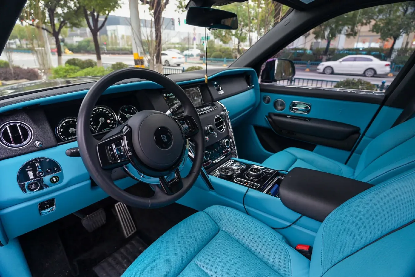 2018 Rolls-Royce Cullinan 6.7T 571HP V12 8AT,autocango,china used car exporter,china ev exporter,chinese used car exporter,chinese used ev exporter