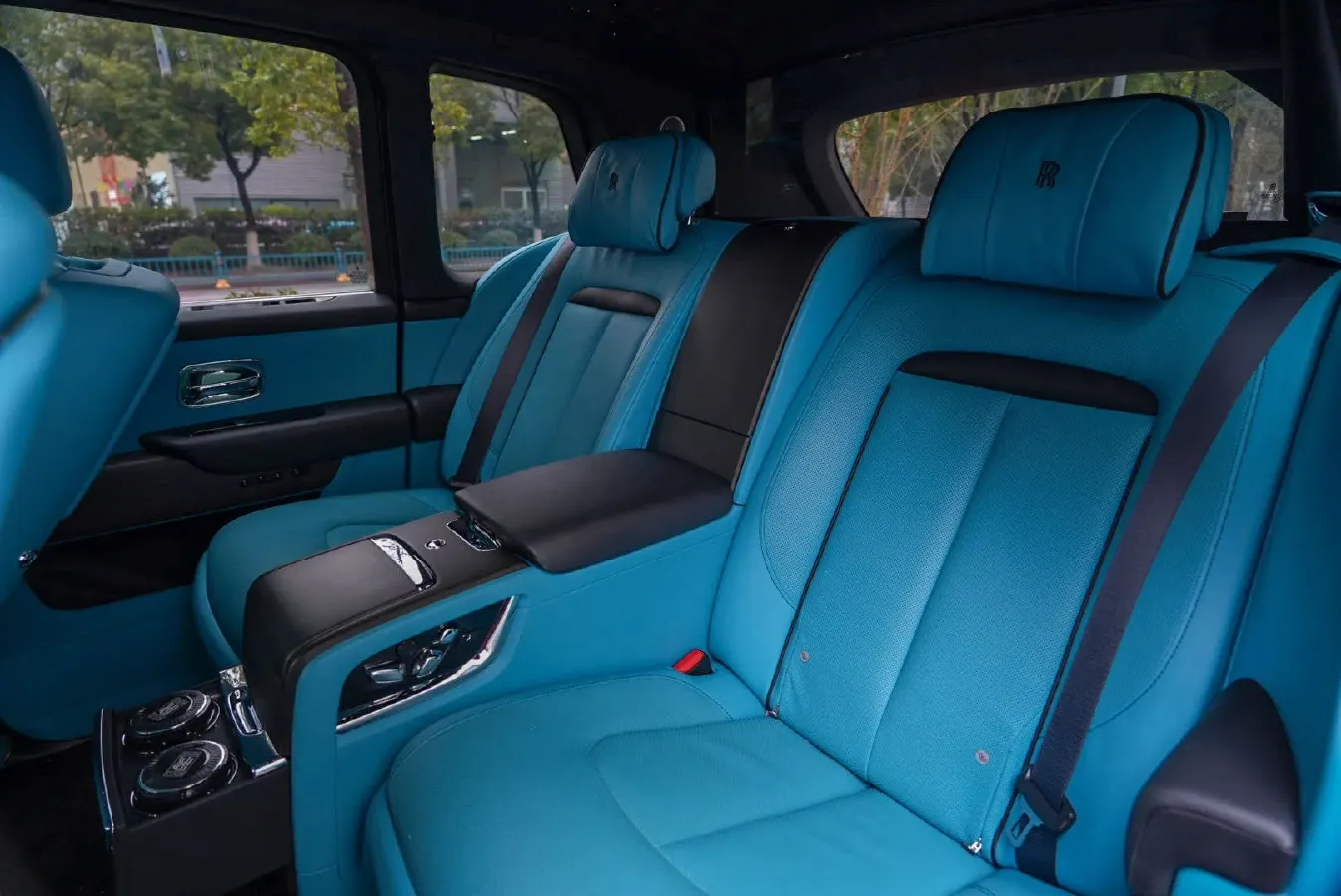 2018 Rolls-Royce Cullinan 6.7T 571HP V12 8AT,autocango,china used car exporter,china ev exporter,chinese used car exporter,chinese used ev exporter