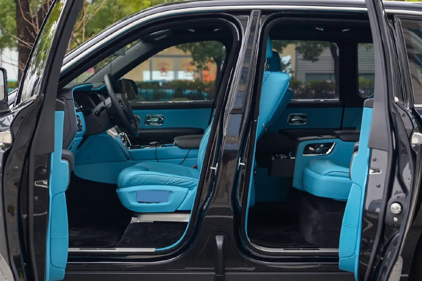 2018 Rolls-Royce Cullinan 6.7T 571HP V12 8AT,autocango,china used car exporter,china ev exporter,chinese used car exporter,chinese used ev exporter