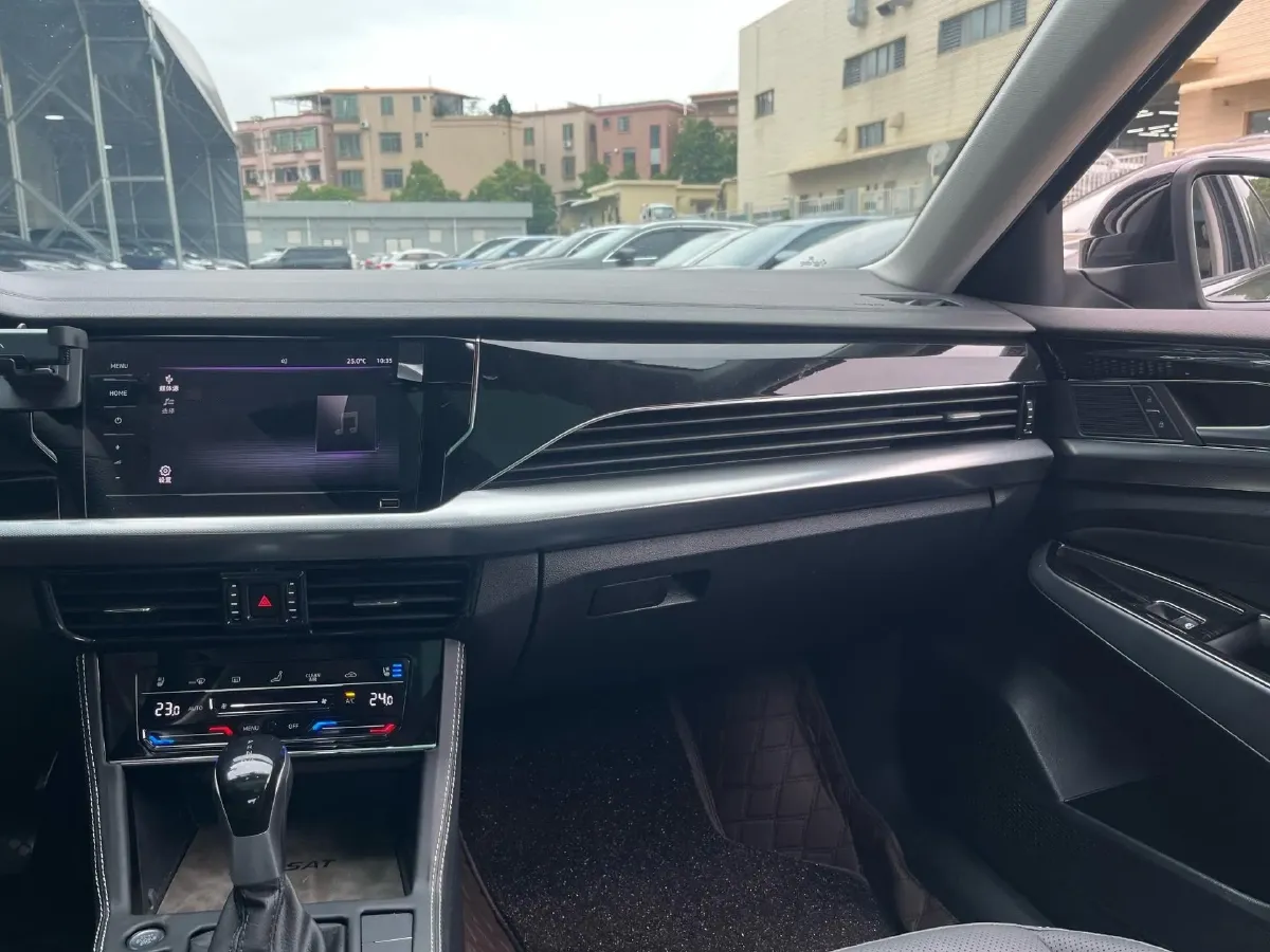 2024 Volkswagen Passat 2.0T 220HP L4 7DCT,autocango,china used car exporter,china ev exporter,chinese used car exporter,chinese used ev exporter