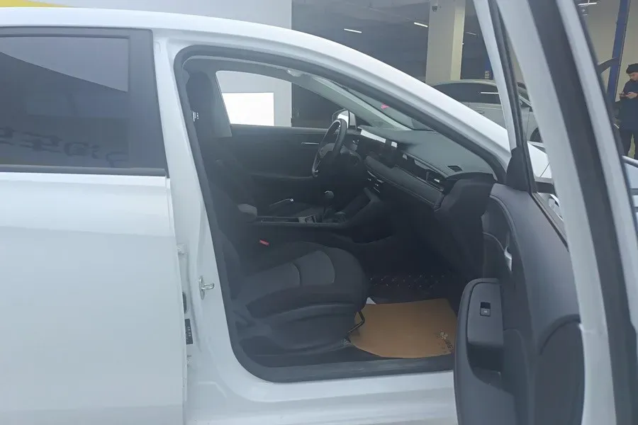 2026 Roewe i5 1.5L 129HP L4 5MT,autocango,china used car exporter,china ev exporter,chinese used car exporter,chinese used ev exporter