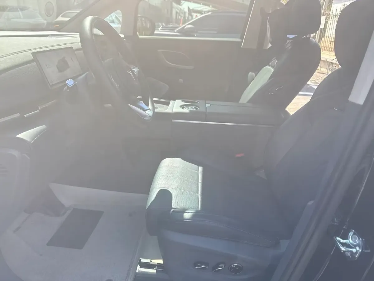 2025 Voyah Dream 1.5T 150HP L4 PHEV 41.7KWH,autocango,china used car exporter,china ev exporter,chinese used car exporter,chinese used ev exporter