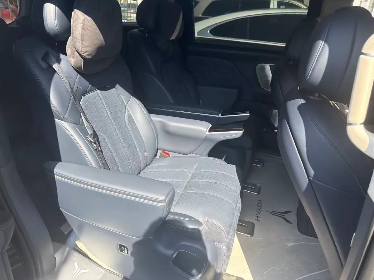 2025 Voyah Dream 1.5T 150HP L4 PHEV 41.7KWH,autocango,china used car exporter,china ev exporter,chinese used car exporter,chinese used ev exporter