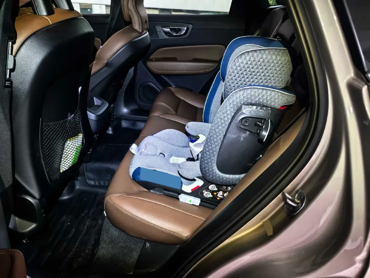 2023 Volvo XC60 2.0T 250HP L4 8AT,autocango,china used car exporter,china ev exporter,chinese used car exporter,chinese used ev exporter