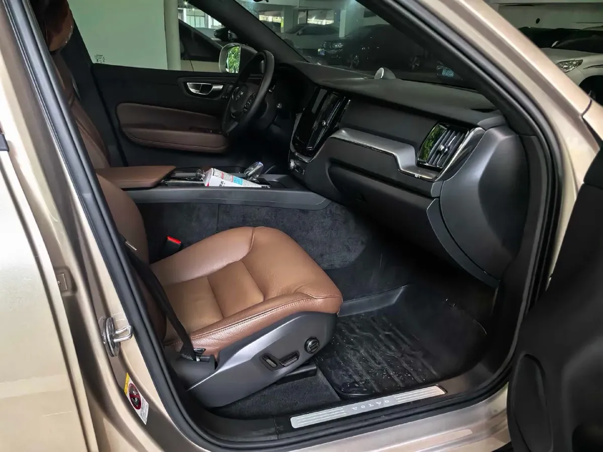 2023 Volvo XC60 2.0T 250HP L4 8AT,autocango,china used car exporter,china ev exporter,chinese used car exporter,chinese used ev exporter