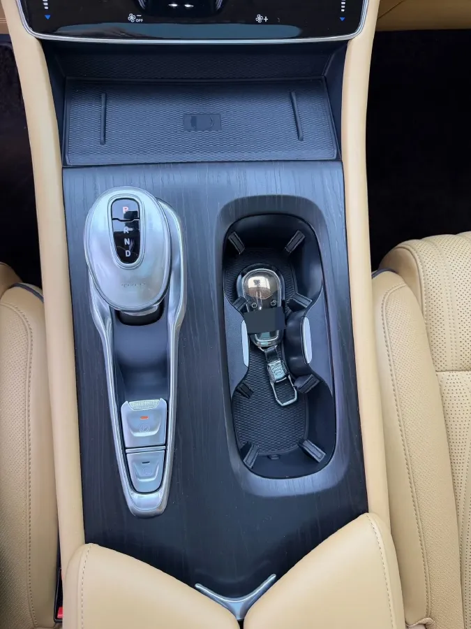 2022 Voyah Dream 1.5T 136HP L4 PHEV 25.57KWH,autocango,china used car exporter,china ev exporter,chinese used car exporter,chinese used ev exporter