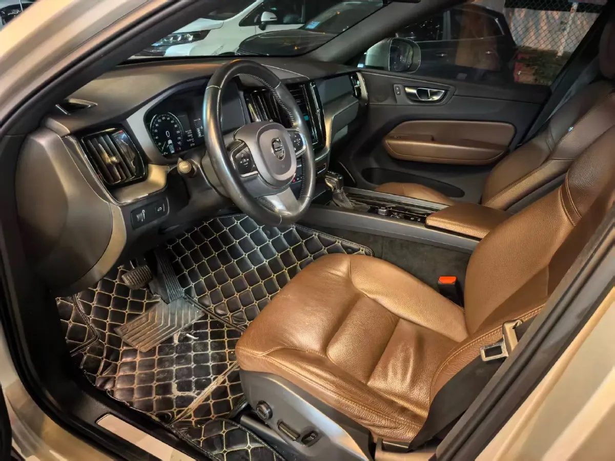 2021 Volvo XC60 2.0T 250HP L4 8AT,autocango,china used car exporter,china ev exporter,chinese used car exporter,chinese used ev exporter