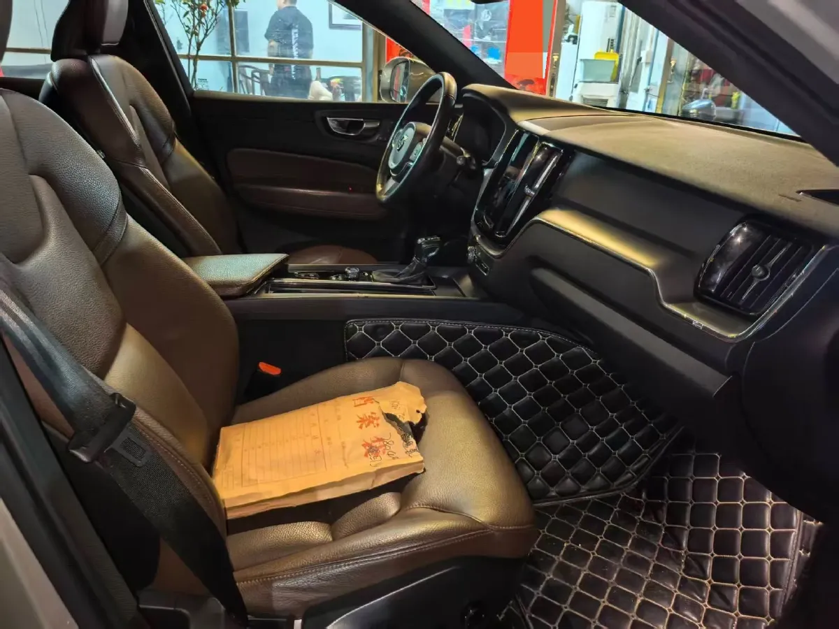 2021 Volvo XC60 2.0T 250HP L4 8AT,autocango,china used car exporter,china ev exporter,chinese used car exporter,chinese used ev exporter